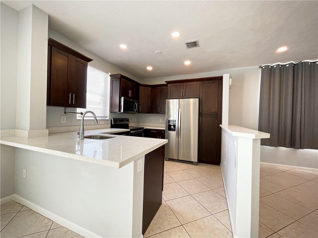 Towngate 156-11 B - Residential Lease