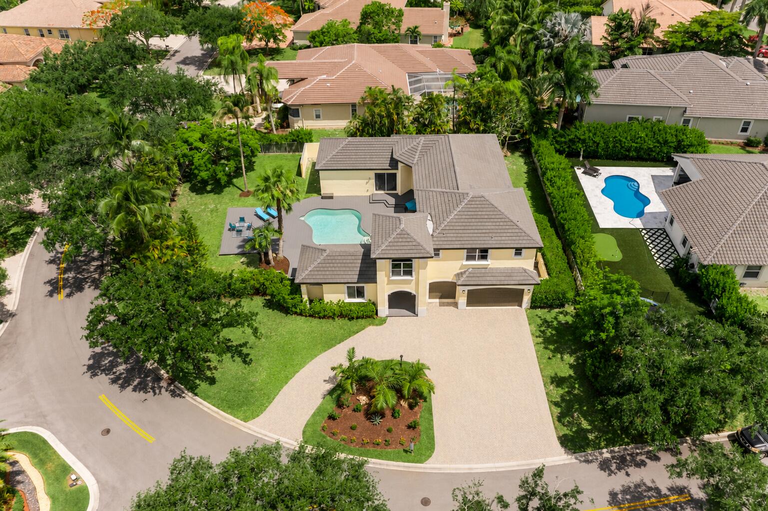Gorgeous Courtyard Home w/5 Beds + Separate Office & 4.5 Baths w/Guest Suite On A Corner Lot. 2023 Roof! Remodeled Kitchen w/Quartz Waterfall Counters, Gas Cooking, Custom Backsplash, Breakfast Sitting Area, Updated Cabinetry & Stainless Steel Appliances. Spacious Master Suite w/Direct Courtyard Access, Walk-In Closets w/Built-Ins, Remodeled Bathroom w/Separate Vanities & Sinks, Separate Tub & Shower. Outside Area w/Huge Pool, Open Patio, Extended Pavers & Huge Grass Area Ideal For Entertaining. Detached Guest Suite w/1 Bed & 1 Bath. Open Floorplan w/Loft Area & 3 Bedrooms Upstairs. 24 Hour Guard Gated Community. Amenity Island, Picnic Area & Tennis Courts. Close To Parkland's A-rated schools, major shopping, Restaurants, Highways & More.