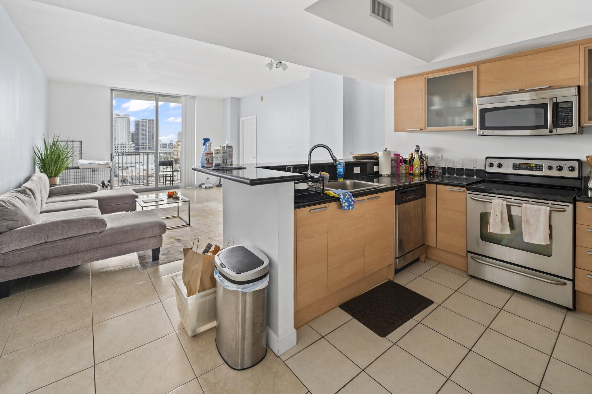HOLLYWOOD STATION RES CONDO - Residential Lease