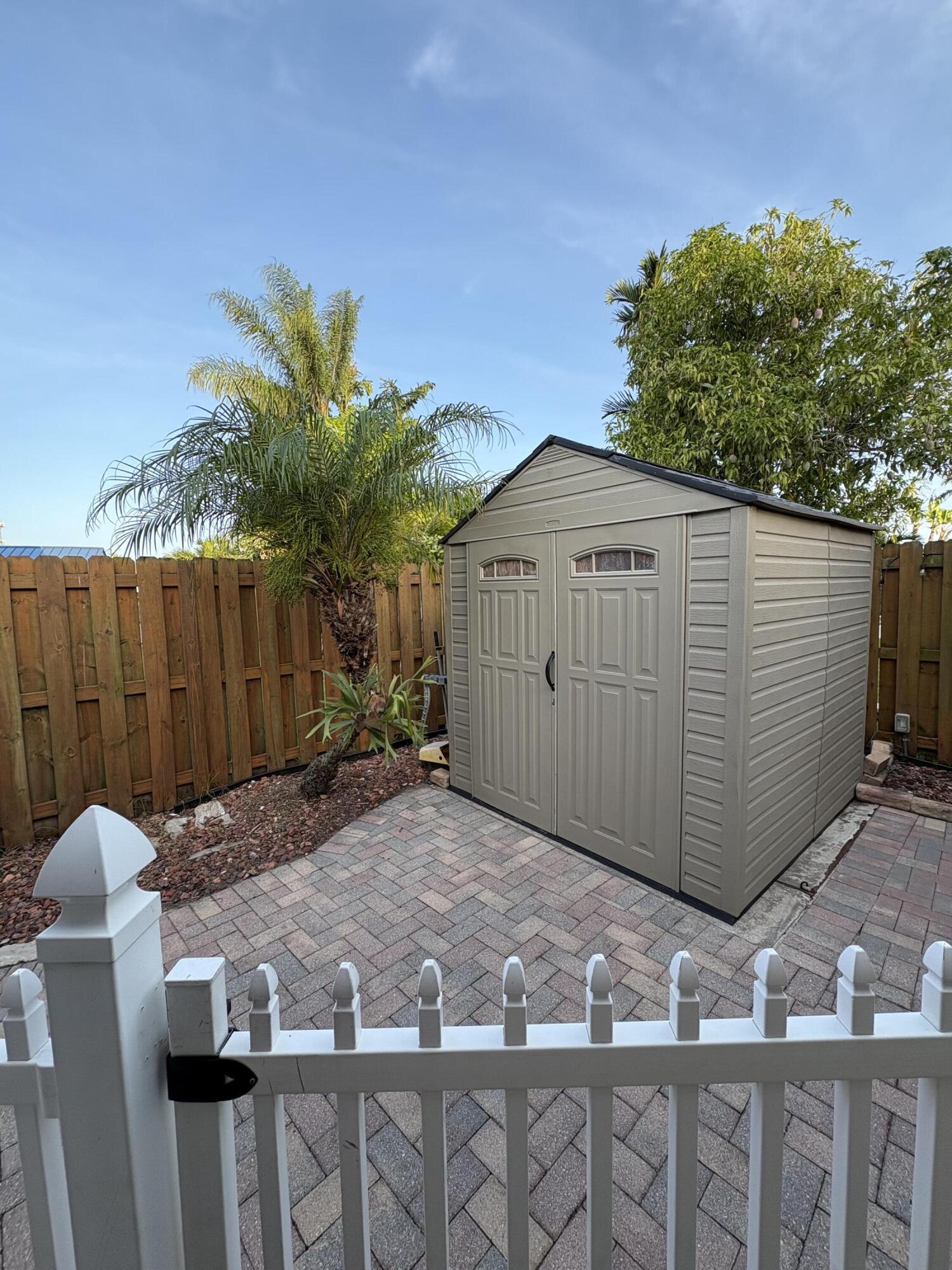 ADVENTURE HOMES - Residential Lease