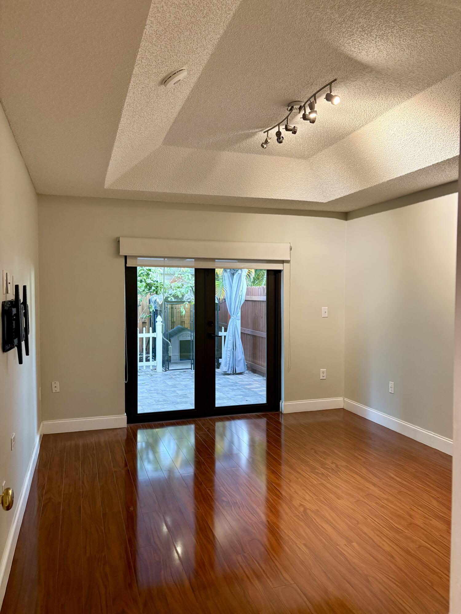 ADVENTURE HOMES - Residential Lease