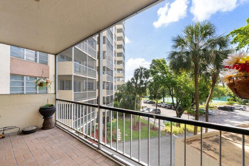 COUNTRY CLUB TOWER OF CORAL - Residential