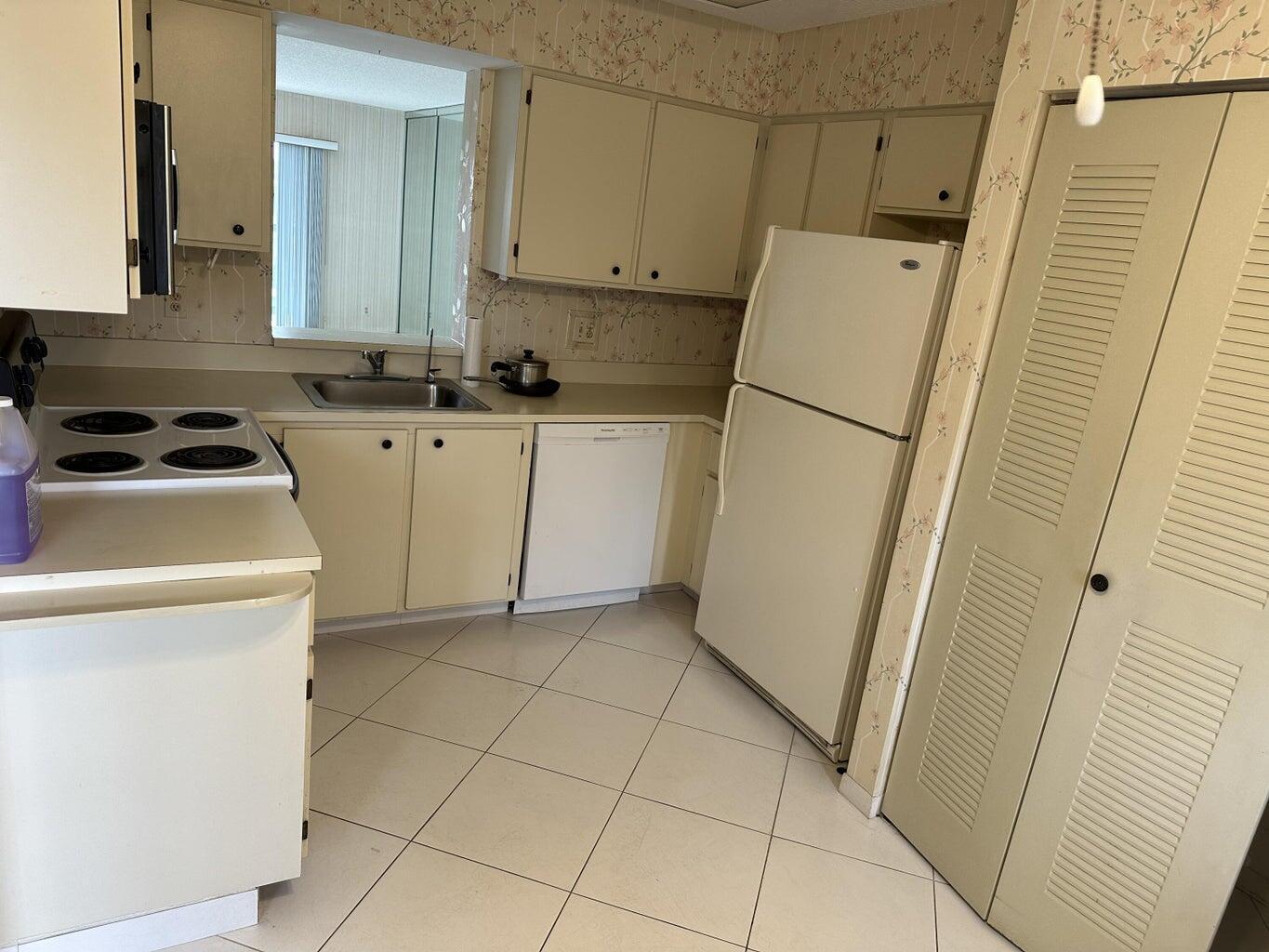 HUNTINGTON LAKES SEC THREE CONDOS - Residential