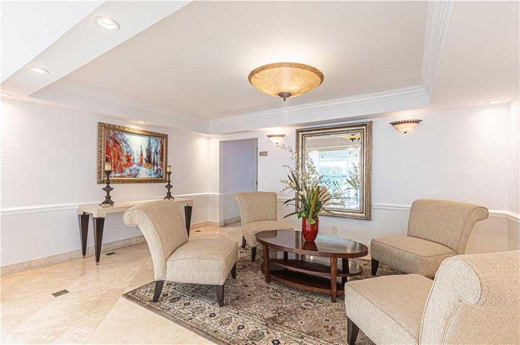 BAYSHORE TOWERS - Residential