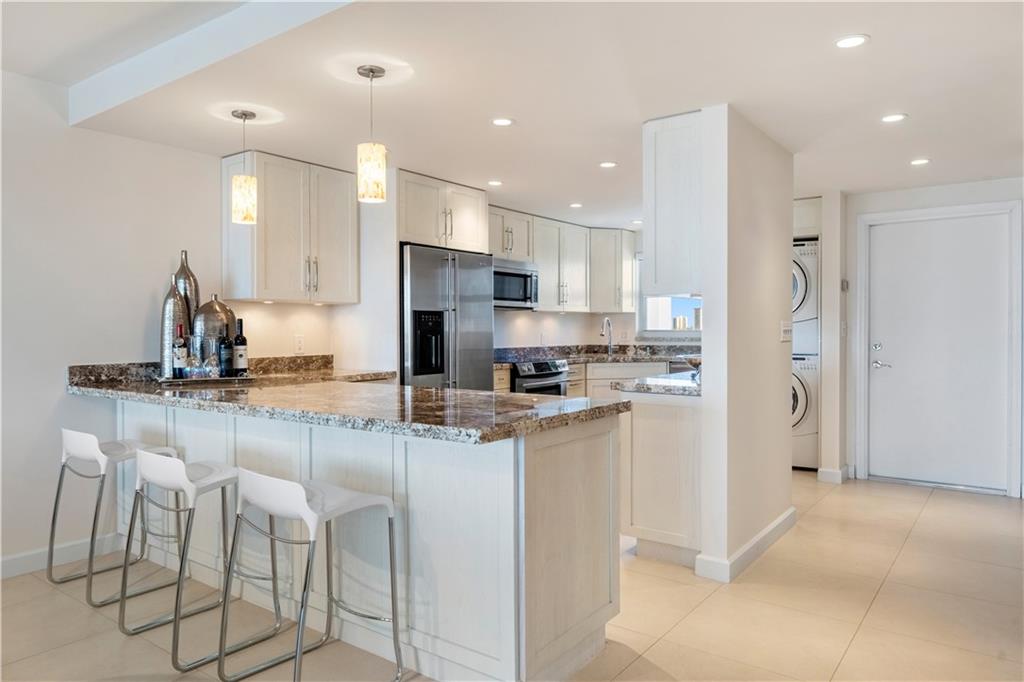 BAYSHORE TOWERS - Residential