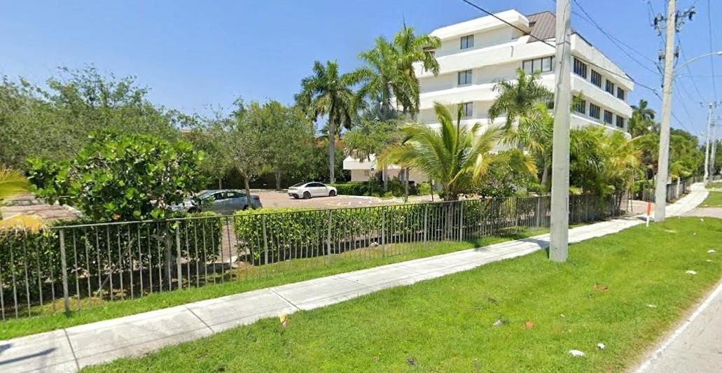 Fabulous Developer/Builder Opportunity In Booming George Bush/Palm Trail section of Delray Beach. Available for construction of 11 Luxury Single Family Homes, 12 Ultra Luxury Stacked Condos ranging from 2479 to 2946 sq. ft. Under Air, or  11 Large Town Homes.