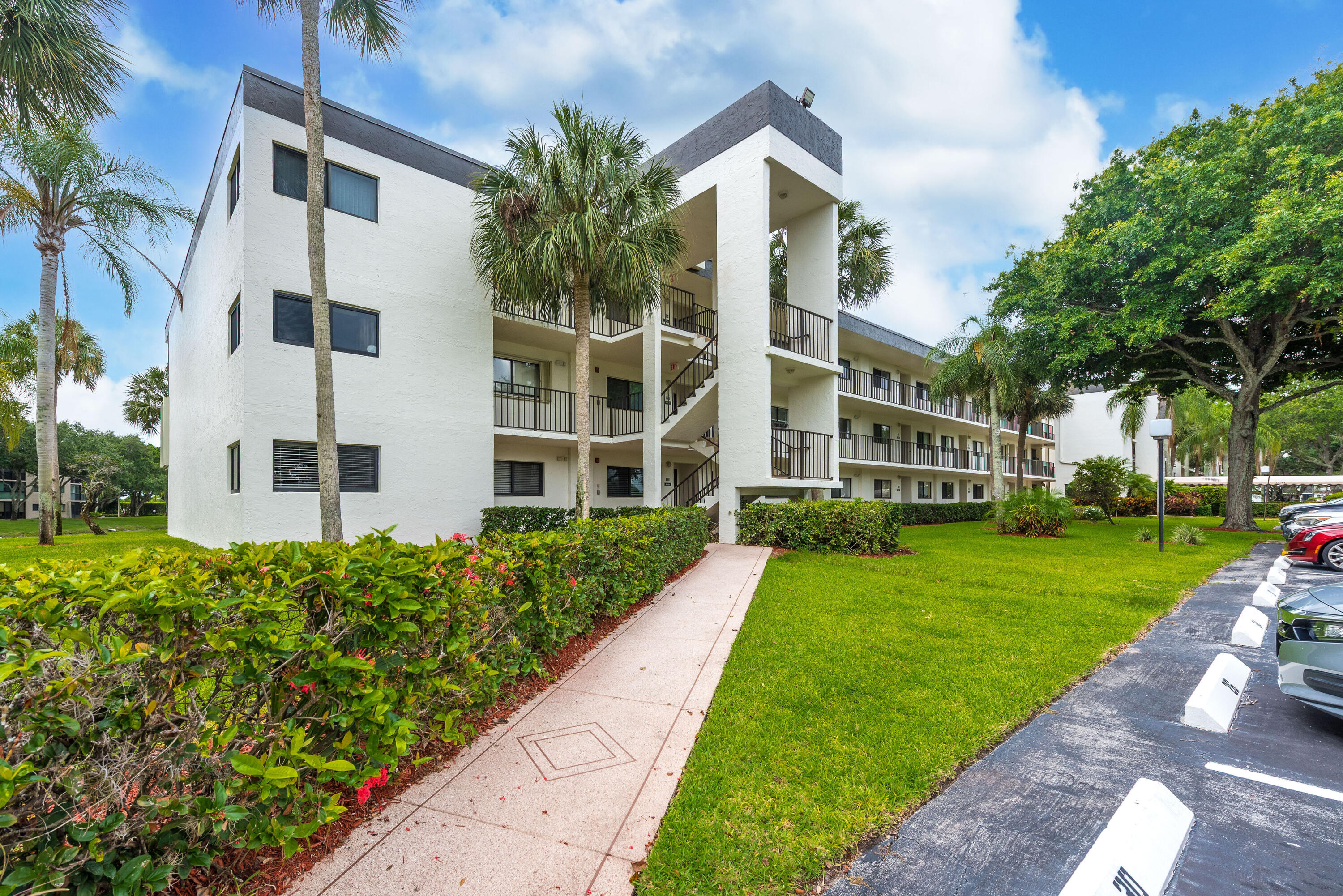 WATERSEDGE AT THE LAKES OF DELRAY CONDO - Residential