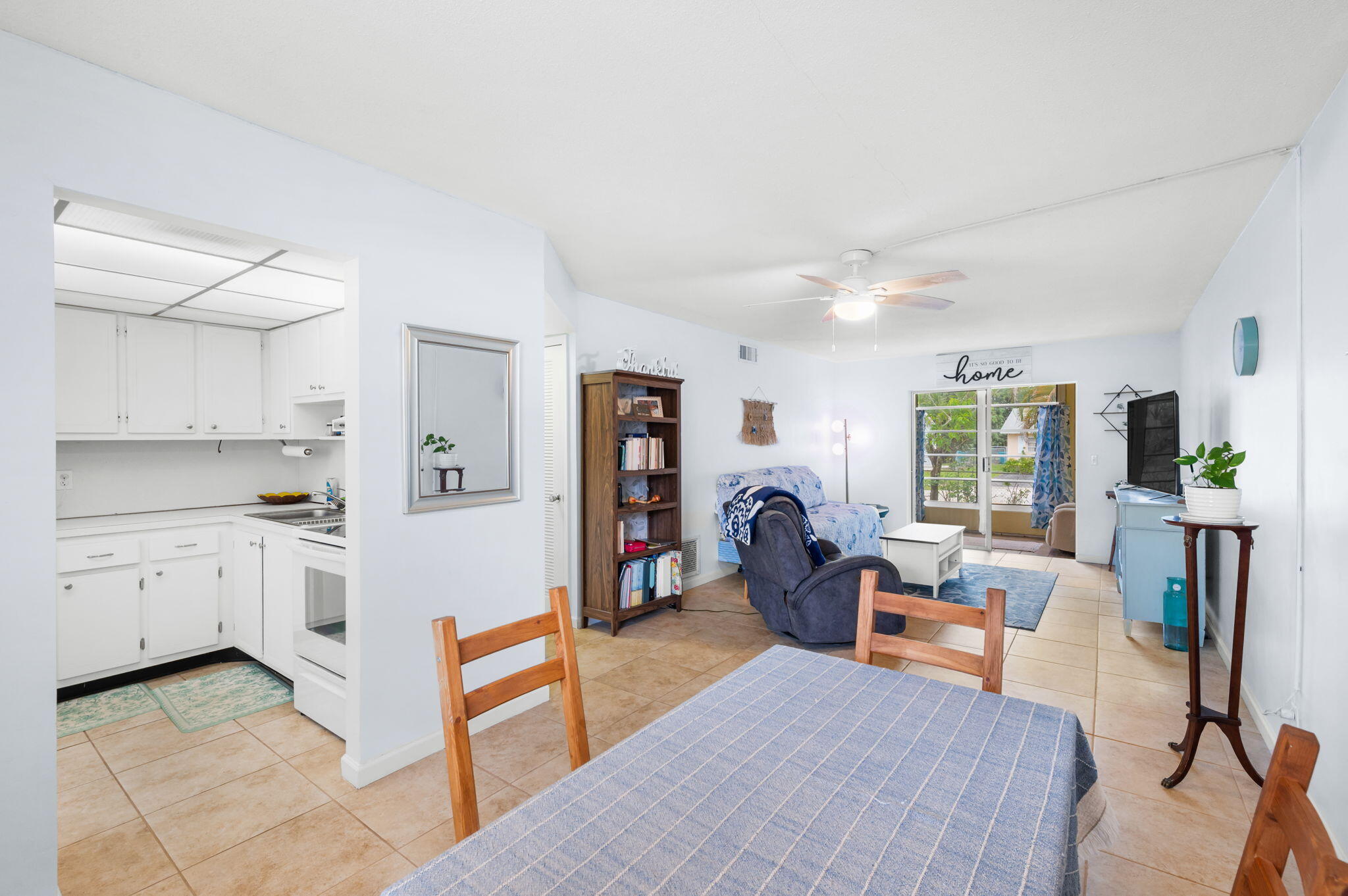 VILLAGE ROYALE CONDO 8 - Residential