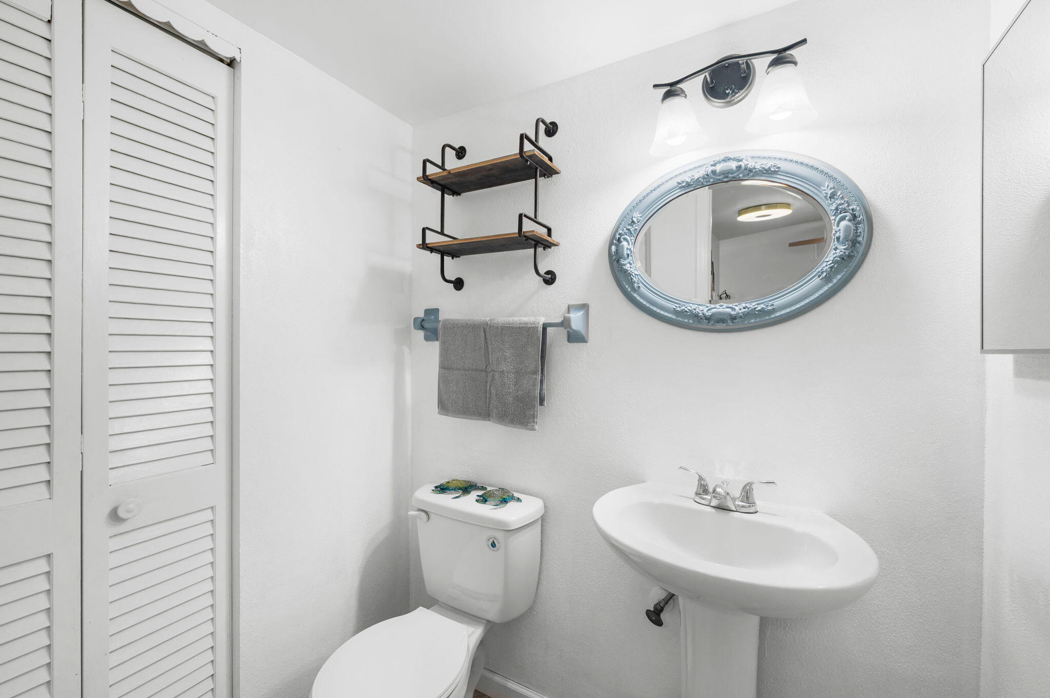 VILLAGE ROYALE CONDO 8 - Residential