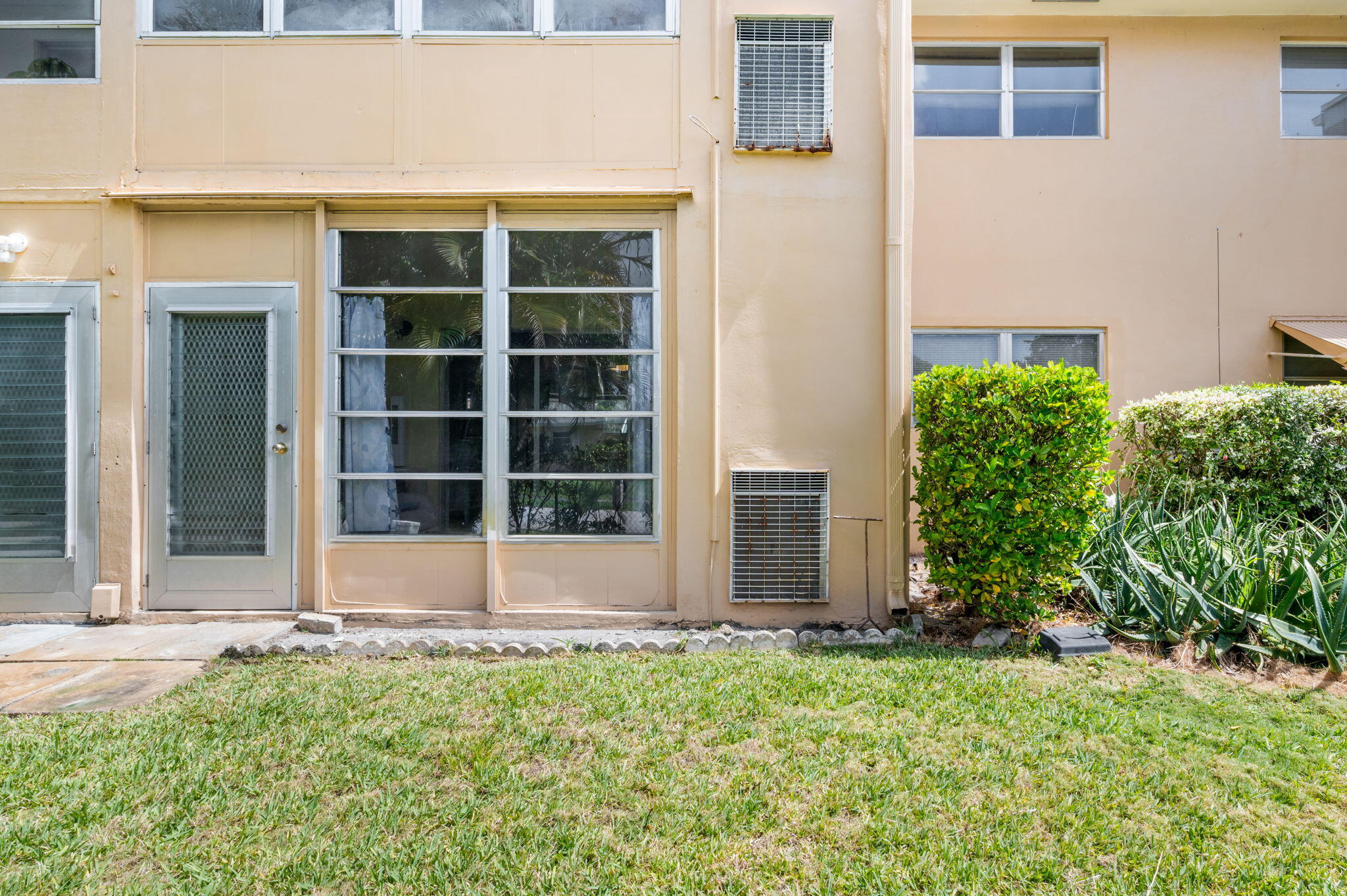 VILLAGE ROYALE CONDO 8 - Residential