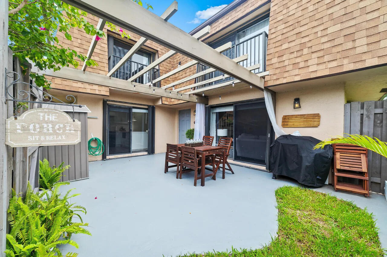 DELRAY OAKS CONDO - Residential
