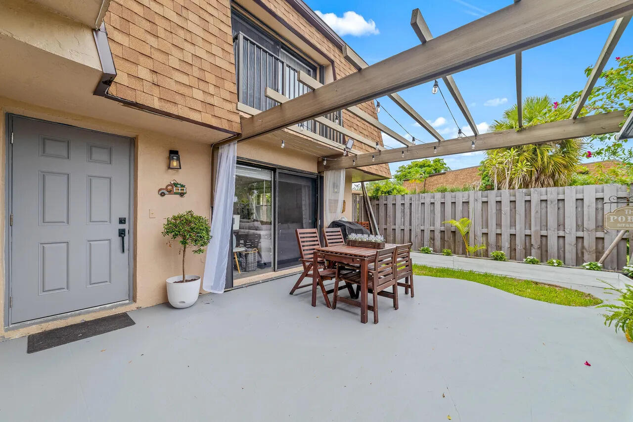 DELRAY OAKS CONDO - Residential