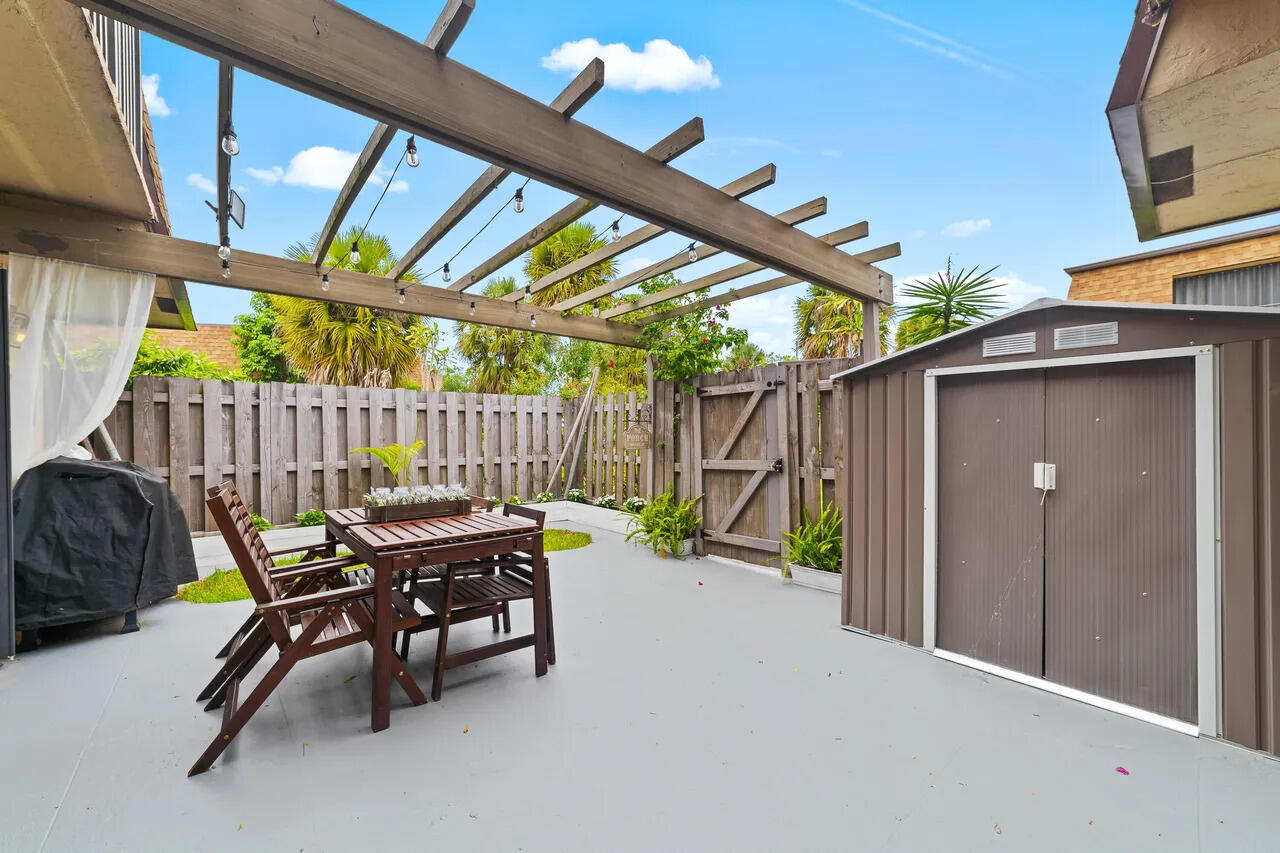 DELRAY OAKS CONDO - Residential