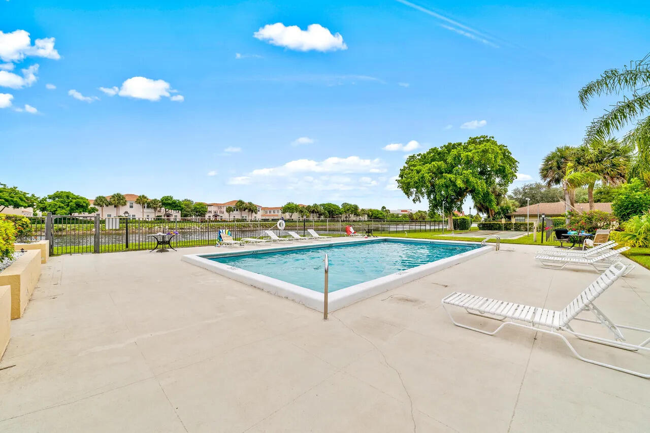 DELRAY OAKS CONDO - Residential