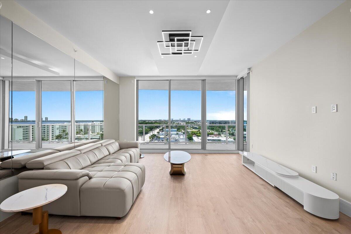 NAUTILUS 220 CONDOMINIUM - Residential