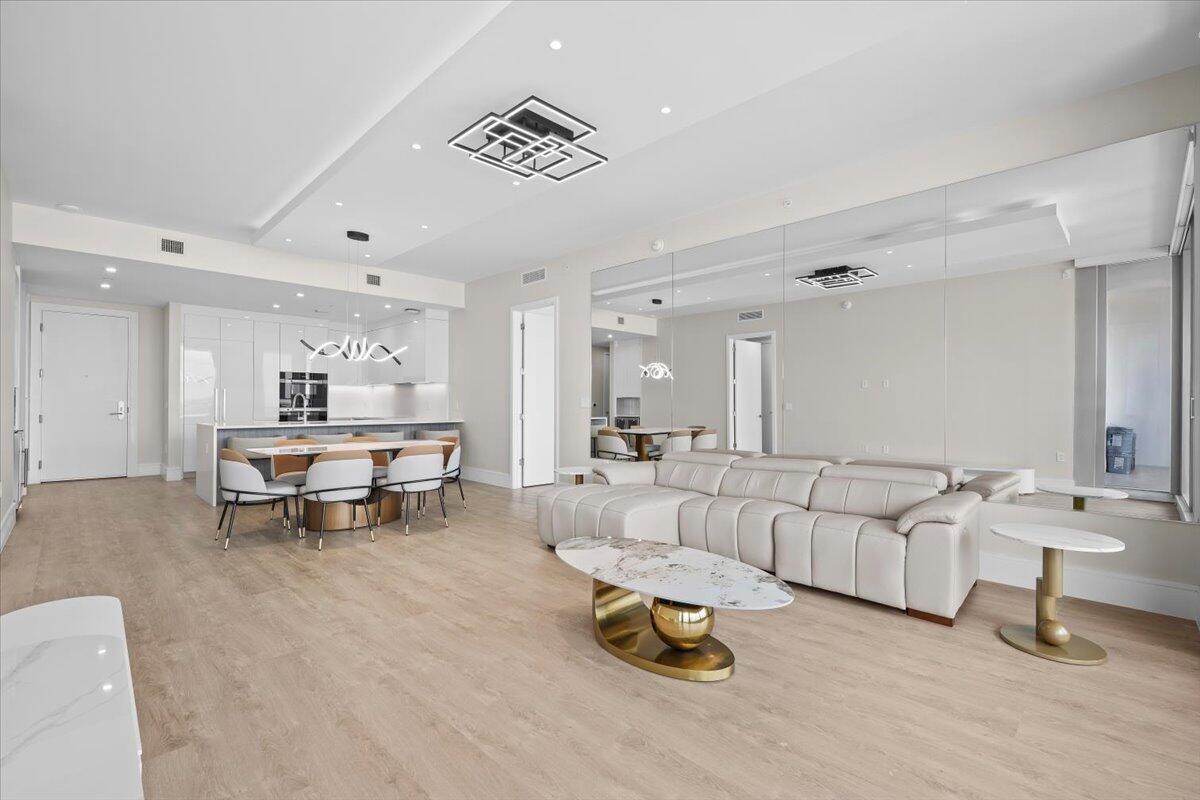 NAUTILUS 220 CONDOMINIUM - Residential