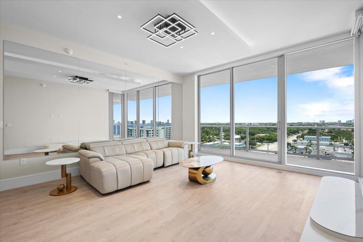 NAUTILUS 220 CONDOMINIUM - Residential