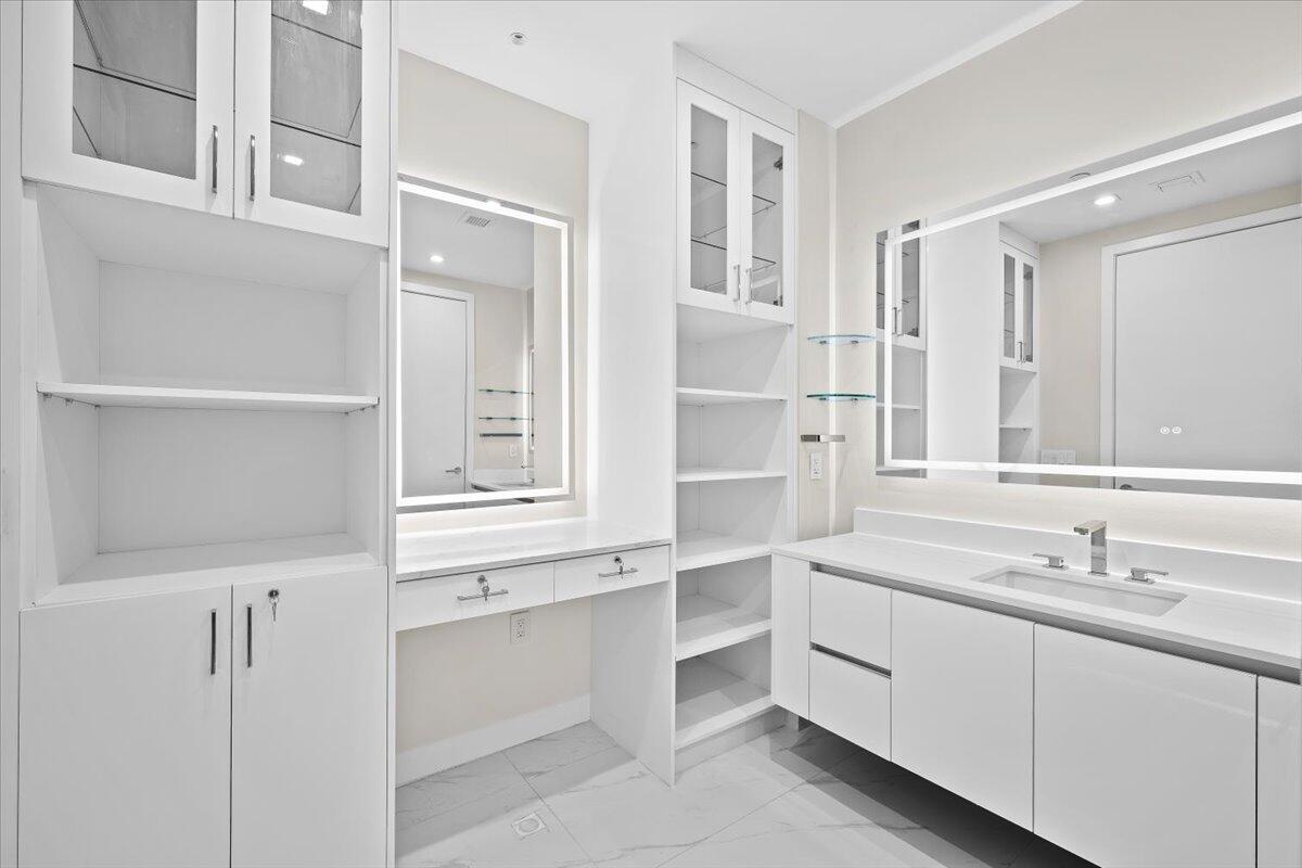 NAUTILUS 220 CONDOMINIUM - Residential