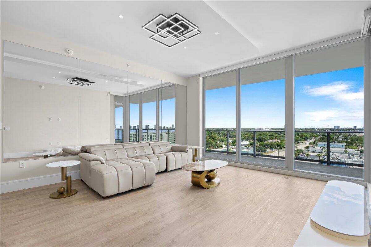 NAUTILUS 220 CONDOMINIUM - Residential