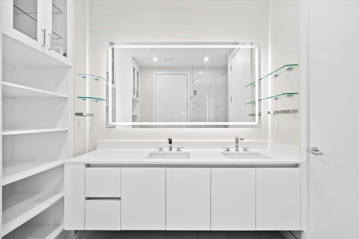 NAUTILUS 220 CONDOMINIUM - Residential