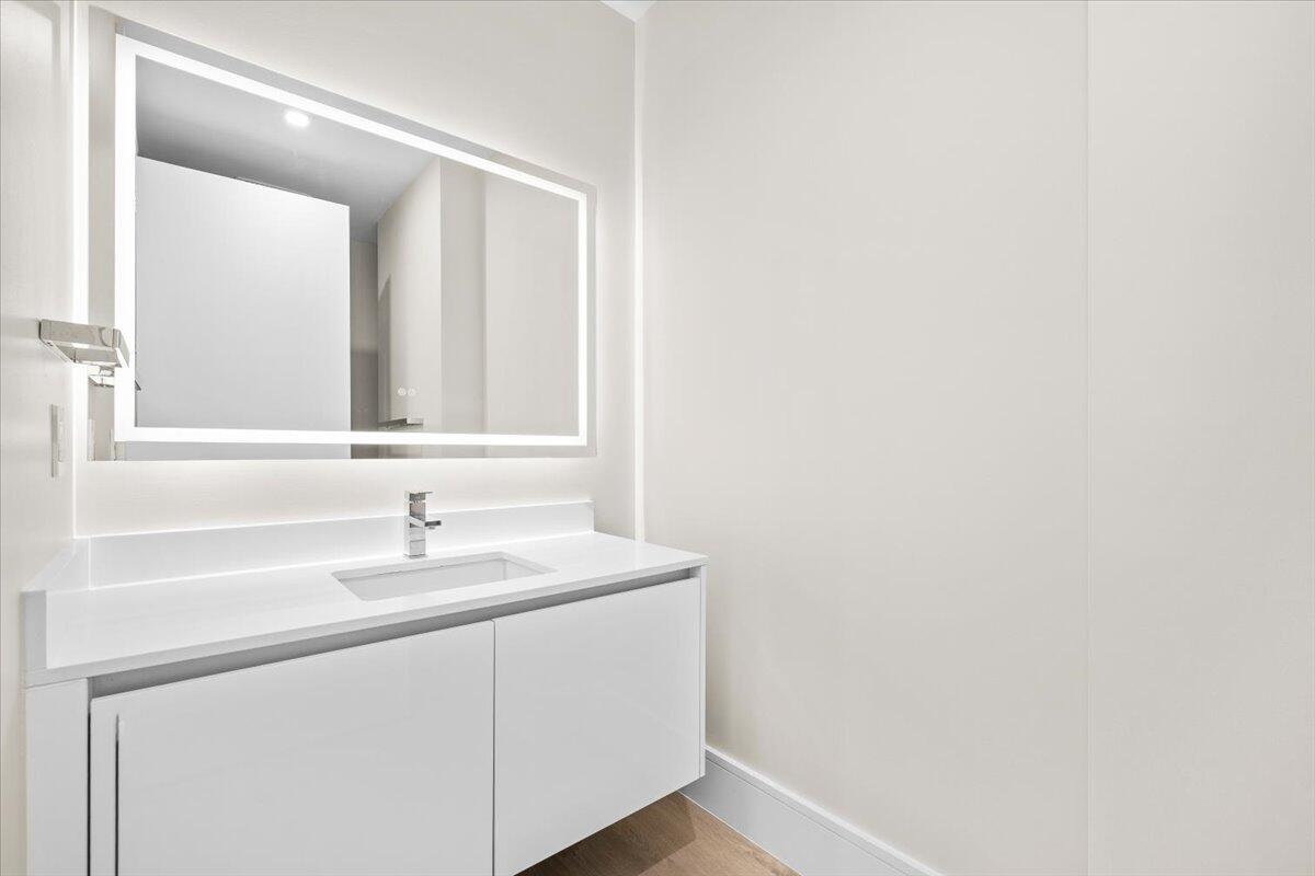NAUTILUS 220 CONDOMINIUM - Residential