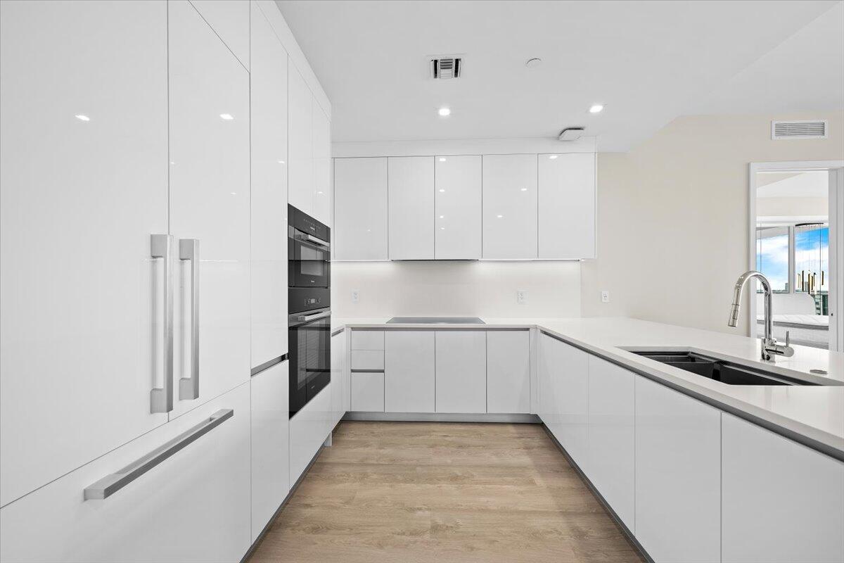 NAUTILUS 220 CONDOMINIUM - Residential