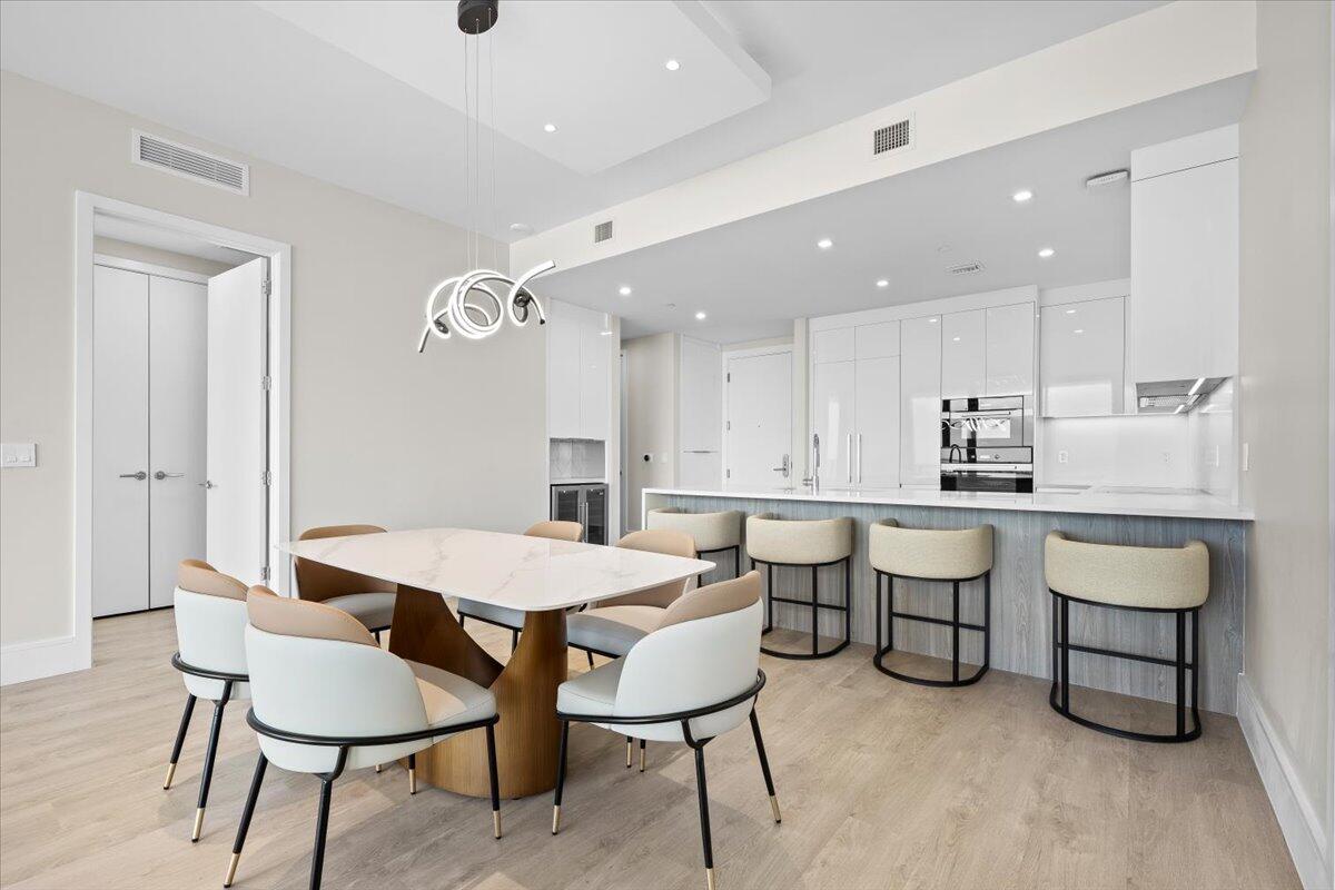 NAUTILUS 220 CONDOMINIUM - Residential