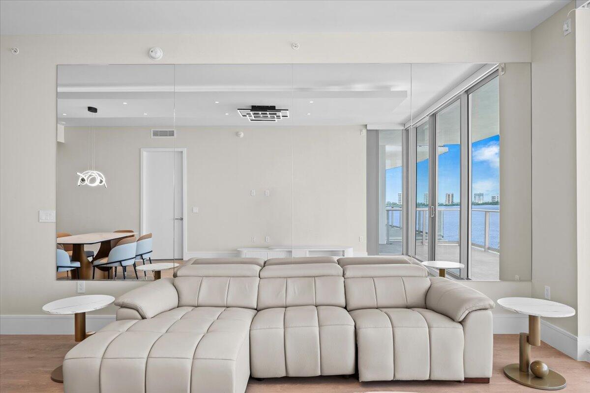 NAUTILUS 220 CONDOMINIUM - Residential