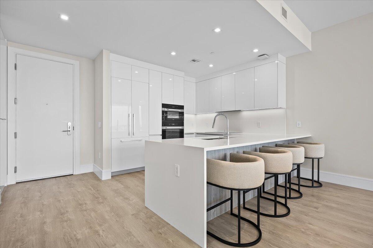 NAUTILUS 220 CONDOMINIUM - Residential