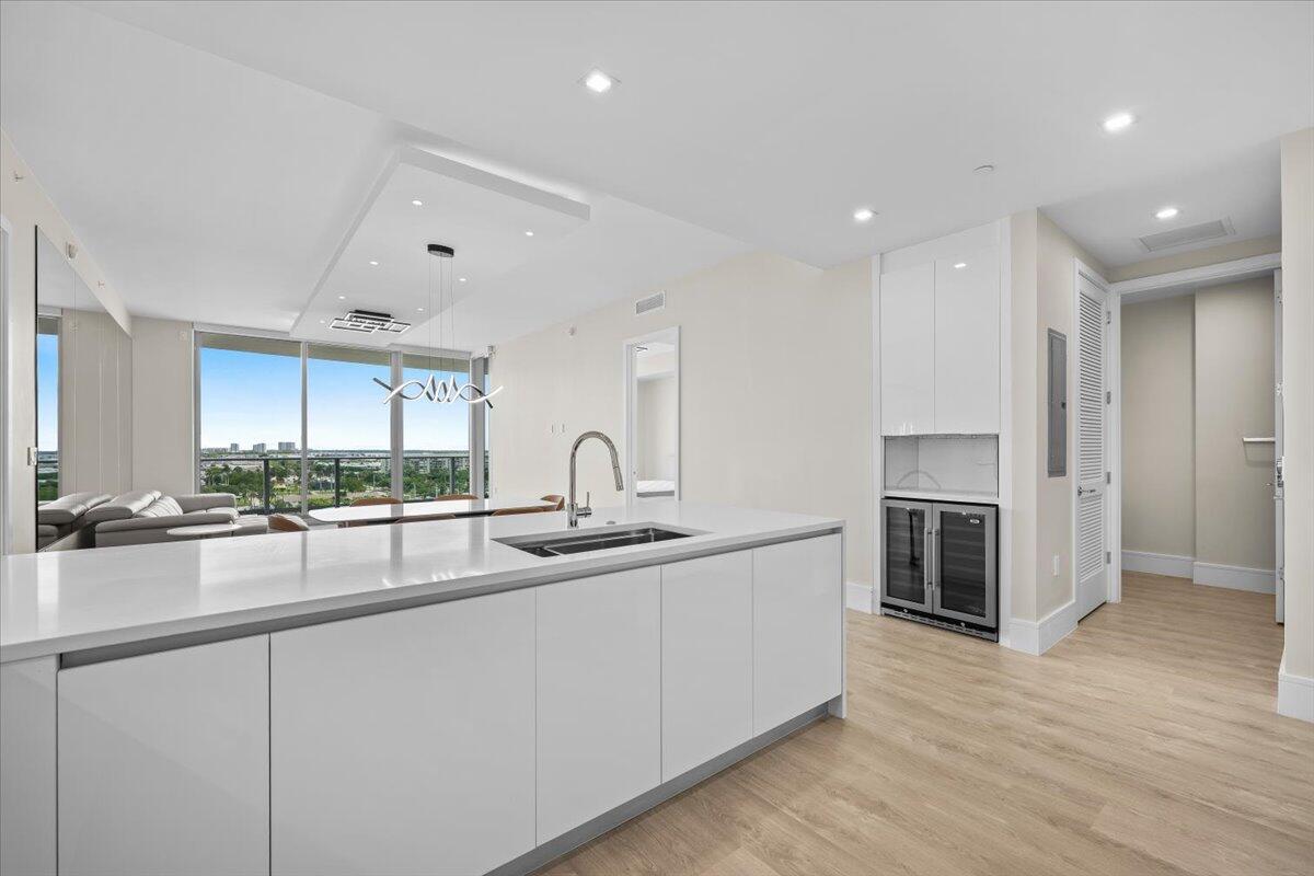 NAUTILUS 220 CONDOMINIUM - Residential