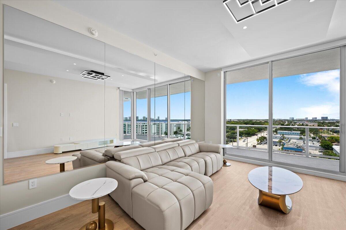 NAUTILUS 220 CONDOMINIUM - Residential