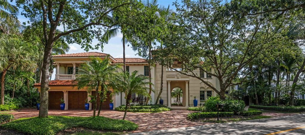 Exceptionally private, move in ready estate, perfect for indoor/outdoor entertaining. House was completely rebuilt in 2006 by Turtle Beach Construction. Chef's kitchen is open to the family room with gas range, white waterfall counters, fully equipped butler's pantry with wine storage, wet bar, and island bar seating. The master suite is a serene escape with separate office, sitting area, privacy garden, marble bath, his and her toilet rooms, oversized shower and huge boutique style closets. Family and friends are welcome in 4 guest suites with private baths, 2 are connected to a second floor living area and 2 are in the 2 story guest house that is connected to the main house. Full theater room, impact windows, full house generator, 2.5 laundry rooms. Resort pool area with, spa... summer kitchen with tile accent wall, and outdoor shower. Private dock for 60' boat with 2 lifts provides ocean access with no fixed bridges.

Required golf membership purchase conveys all the first class amenities of Admirals Cove including two spectacular clubhouses, 45 holes of golf, 5 restaurants, 58 slip marina with floating docks, Yacht Club, 10 har tru tennis courts, 8 pickleball courts, state of the art fitness and wellness center with Technogym machines, 21,000 sq ft brand new spa & salon, Covesters kids club and Platinum service.