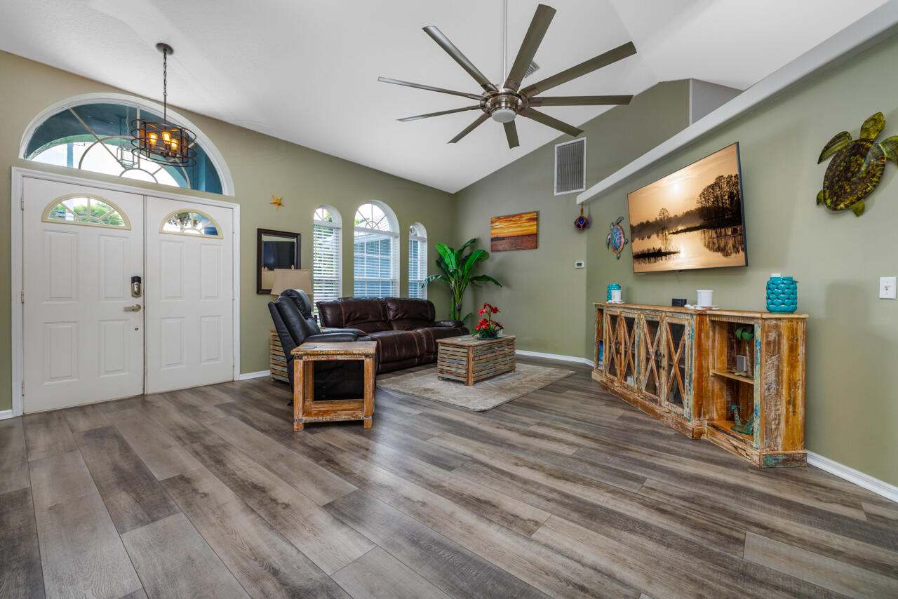HOBE SOUND ESTATES - Residential