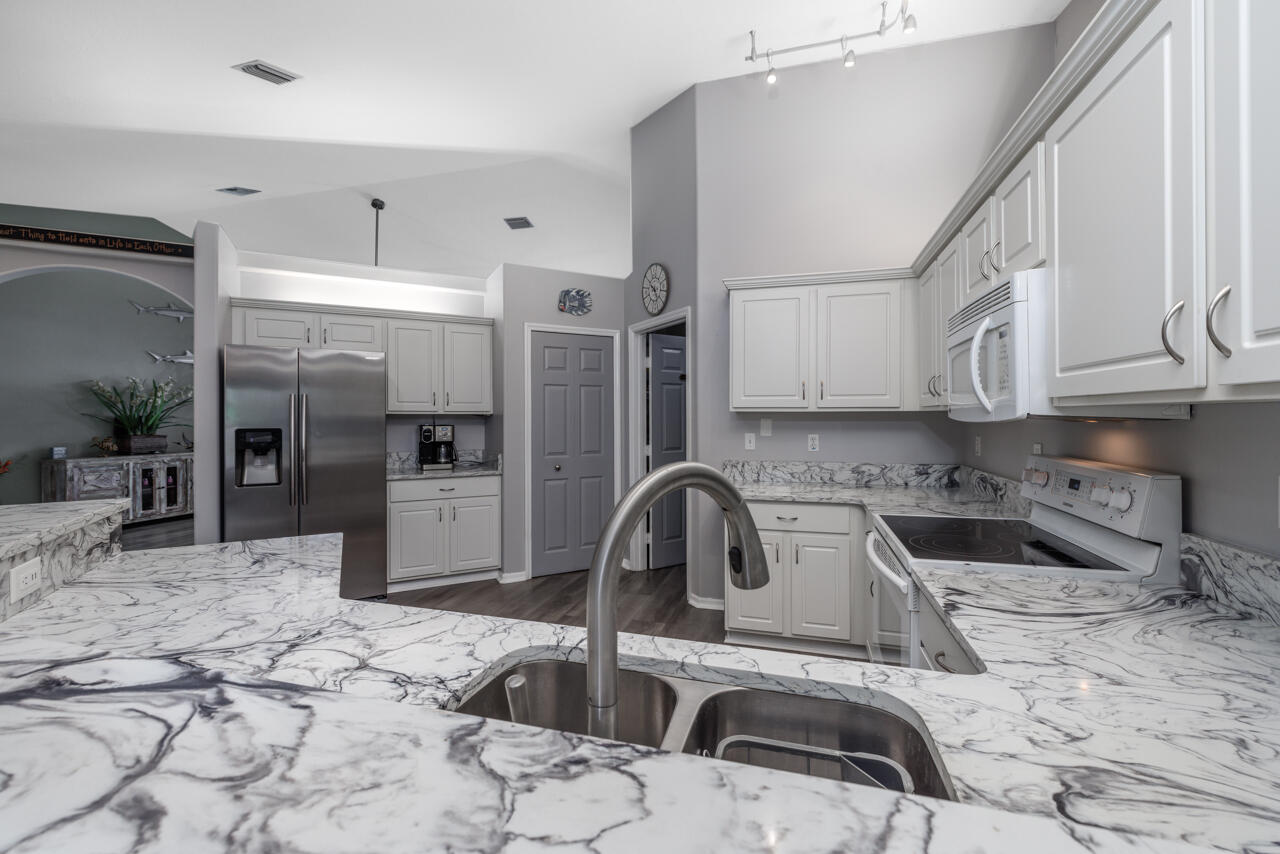 HOBE SOUND ESTATES - Residential