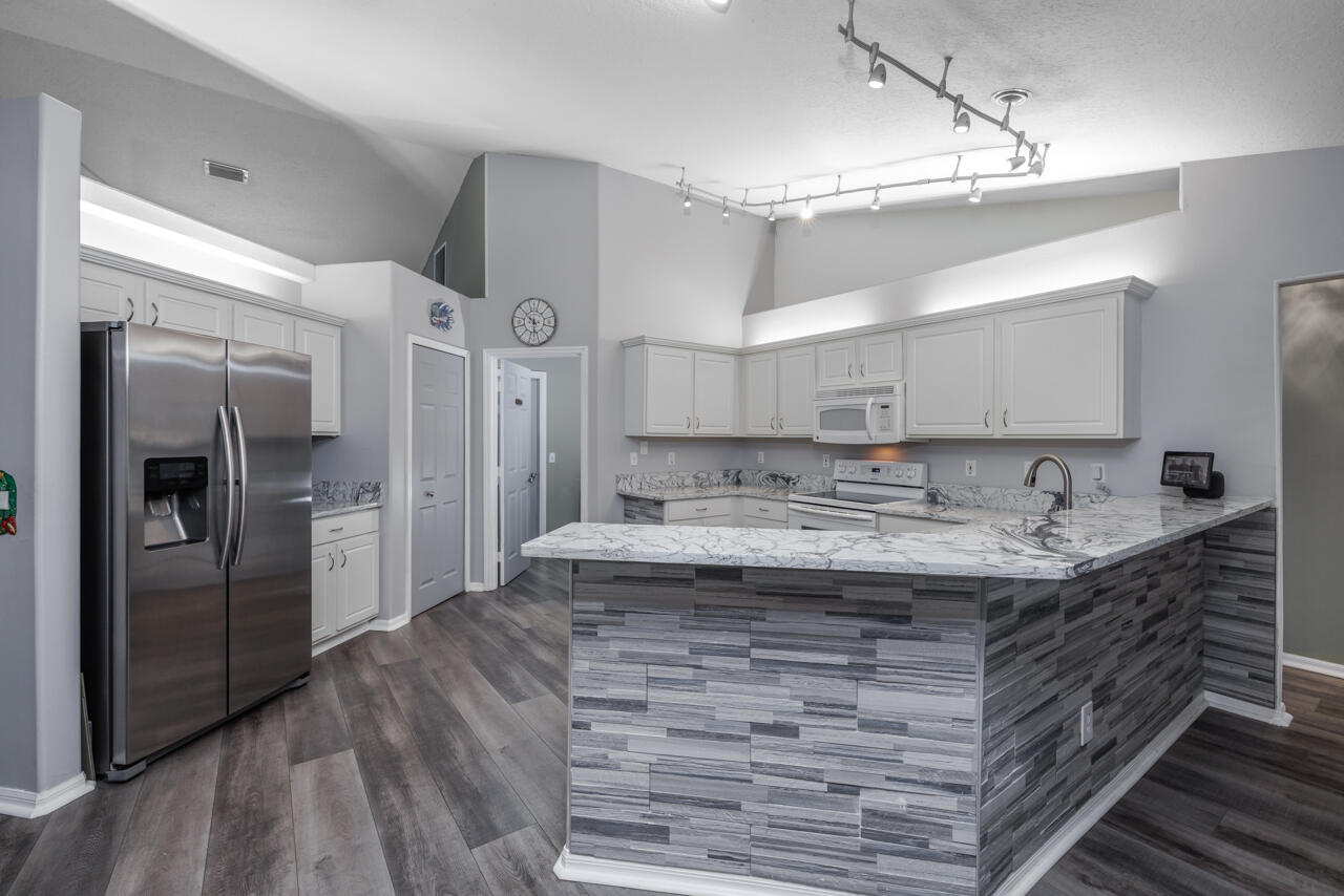 HOBE SOUND ESTATES - Residential