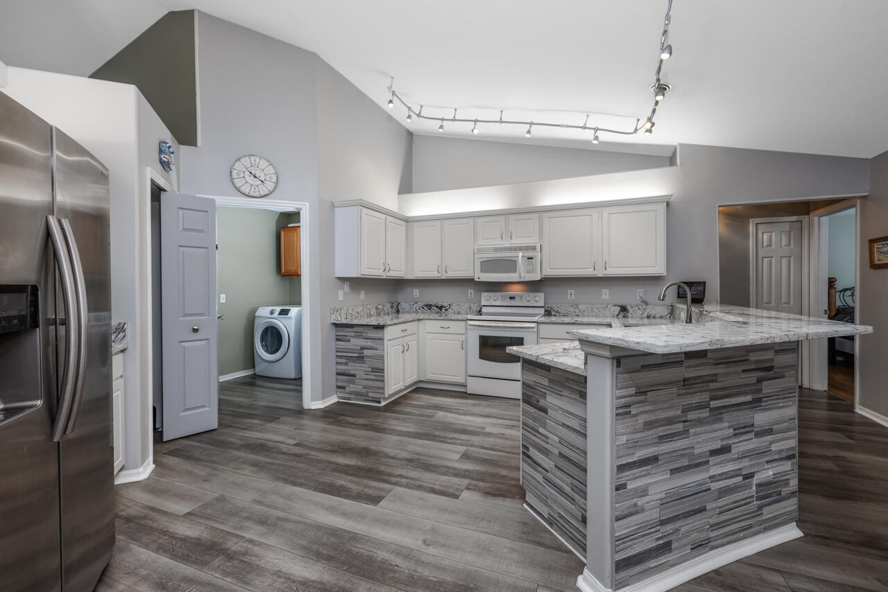 HOBE SOUND ESTATES - Residential