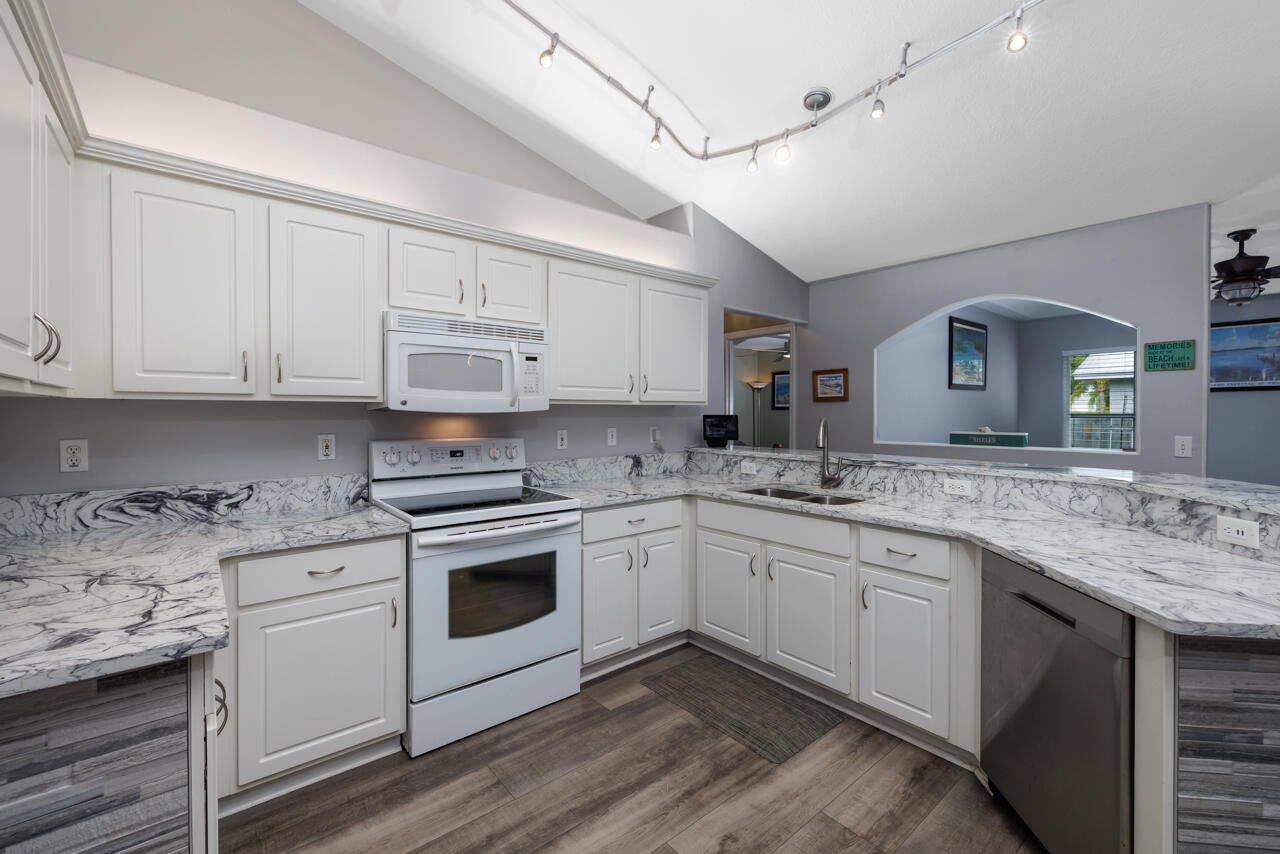 HOBE SOUND ESTATES - Residential