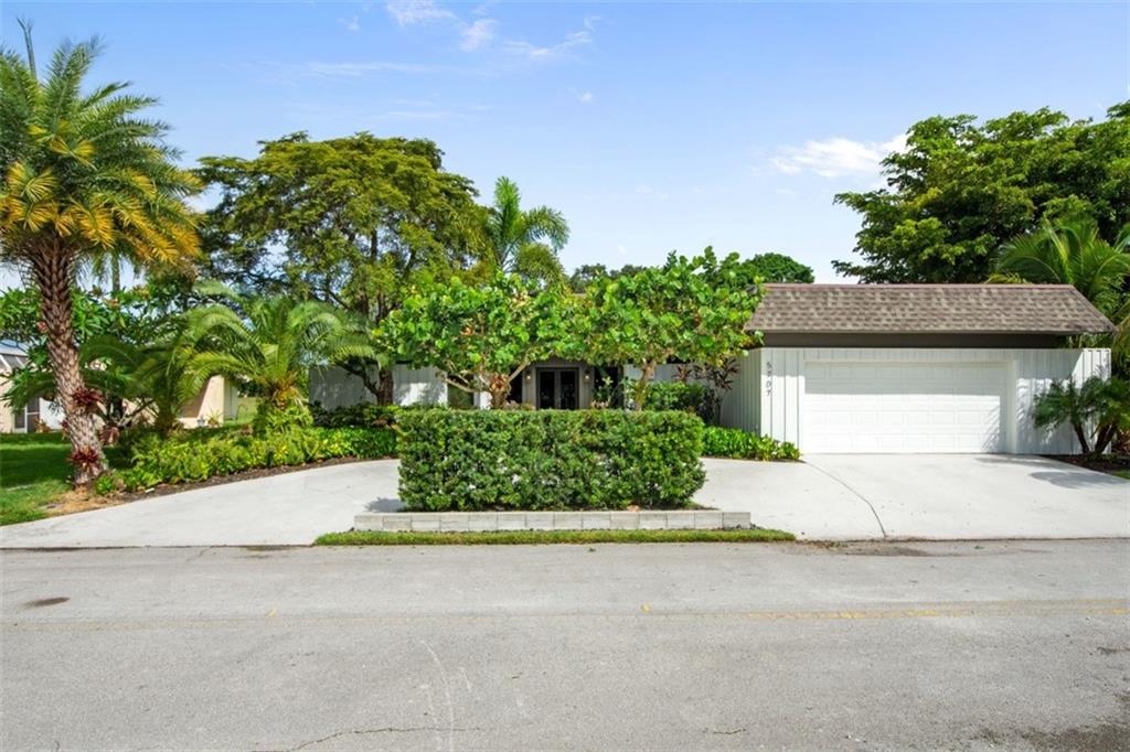 EXCEPTIONALLY WELL MAINTAINED HOME IN THE WOODLANDS COMMUNITY. THIS 3 BEDROOM (2 MASTER SUITES) WITH SEPARATE BONUS ROOM, 2 BATH HOME IS PERFECT FOR ENTERTAINING AND MOVE-IN READY. UPDATED KITCHEN W/STAINLESS STEEL BOSCH APPLIANCES, QUARTZ COUNTERTOPS, AND LARGE KITCHEN ISLAND. A/C REPLACED 2020 - ROOF REPLACED 2016 - TERRAZZO AND HARDWOOD FLOORING - OVERSIZED 2 CAR GARAGE - STATE OF THE ART SECURITY SYSTEM. LARGE CIRCULAR DRIVEWAY - LOW HOA - HOME SITS ON THE FORMER #10 HOLE OF THE WOODLANDS CC. PLEASE SEE ATTACHED SITE PLAN FOR POSSIBLE FUTURE GOLF COURSE DEVELOPMENT. LOVELY 3 B/R 2 BATH PLUS BONUS ROOM