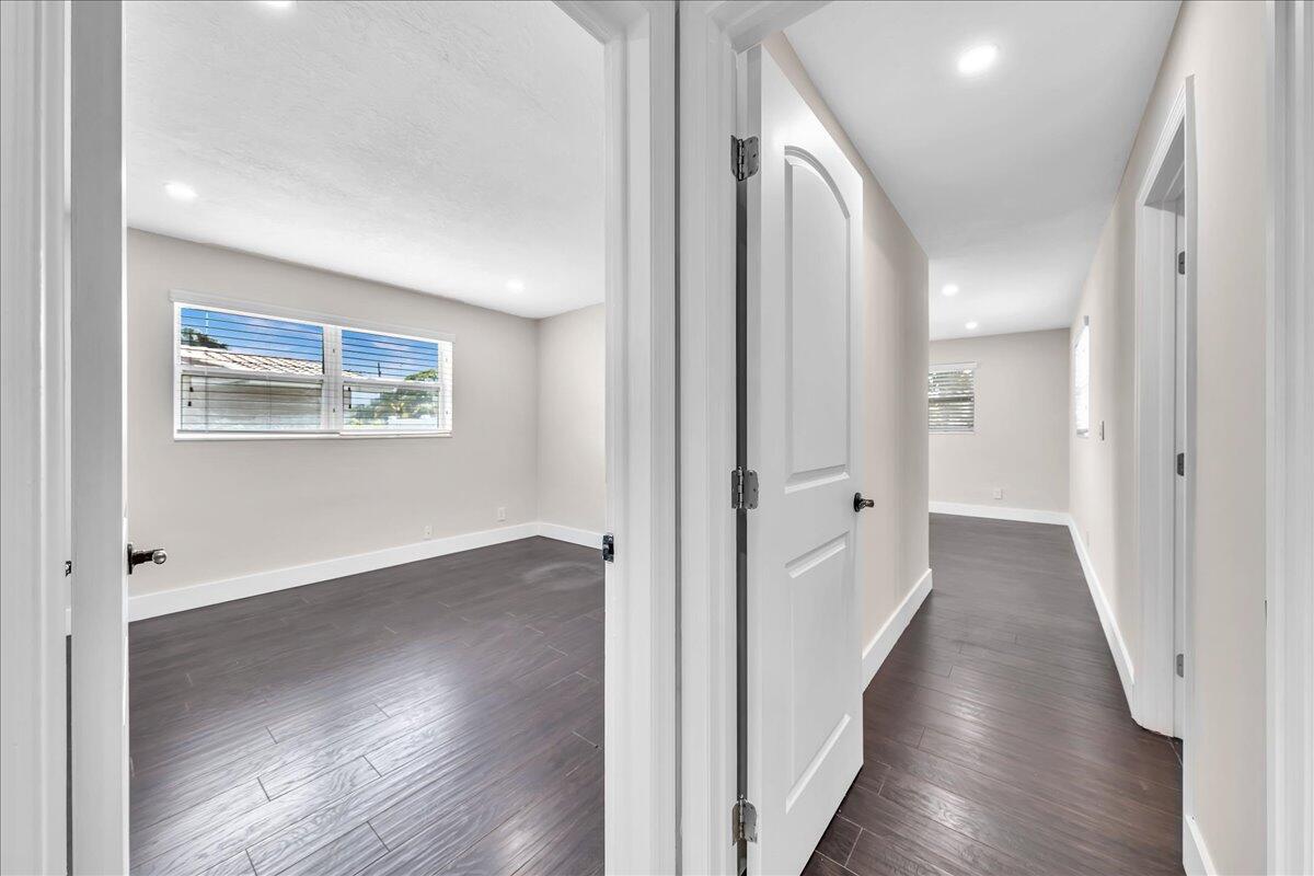 HOLLYWOOD HILLS - Residential