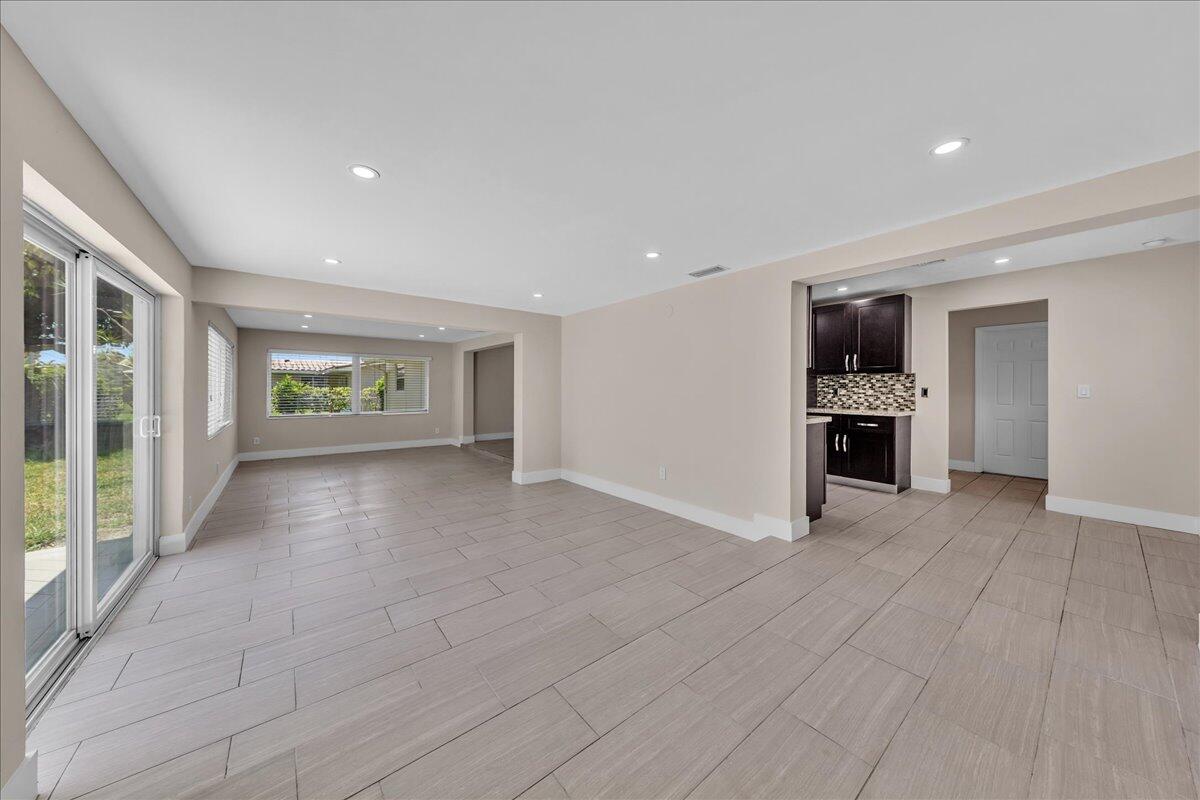 HOLLYWOOD HILLS - Residential