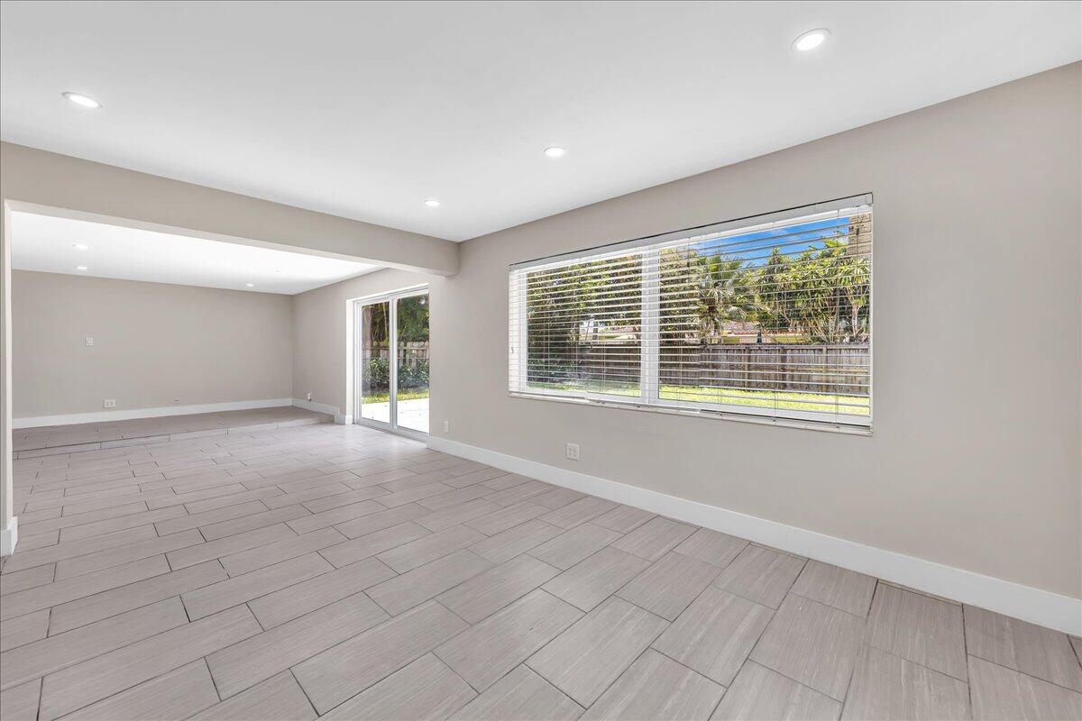 HOLLYWOOD HILLS - Residential