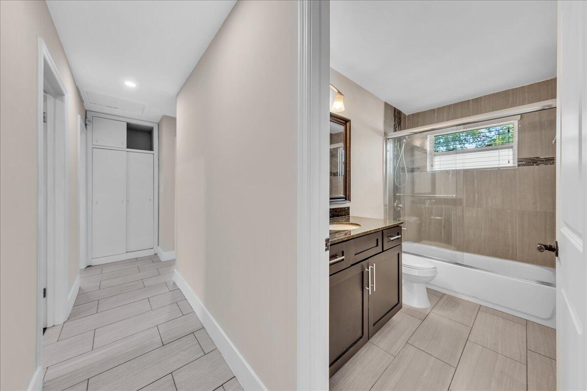 HOLLYWOOD HILLS - Residential