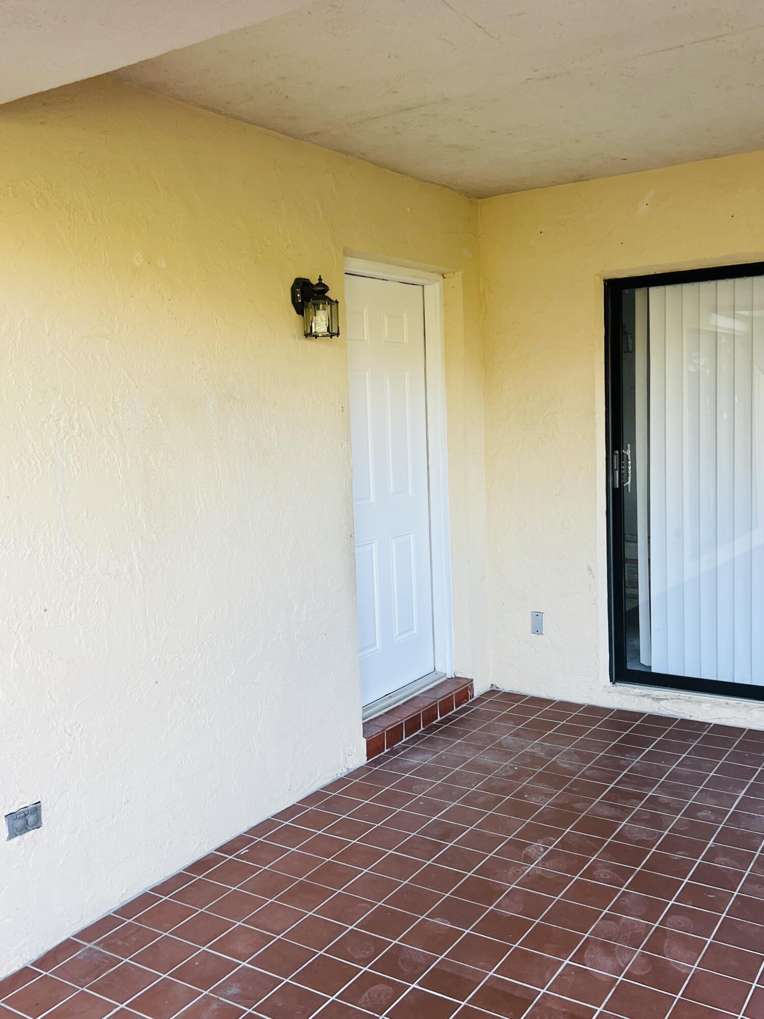 COURTYARDS AT BOCA I - Residential Lease
