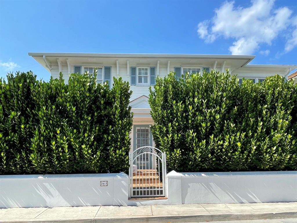 ''In town'' beautifully restored 1925 home. Graceful and private 263 Park Avenue is situated behind a tall hedge. Three bedrooms with three and a half updated bathrooms. Primary has a large sitting room. Living room has a wood burning fireplace, formal dining room, new eat in kitchen has fine European lacquered custom cabinetry, Guerin hardware, marble, wolf, subzero with storage pantry. Resurfaced salt water pool with jacuzzi, Professionally landscaped.
Separate one car garage