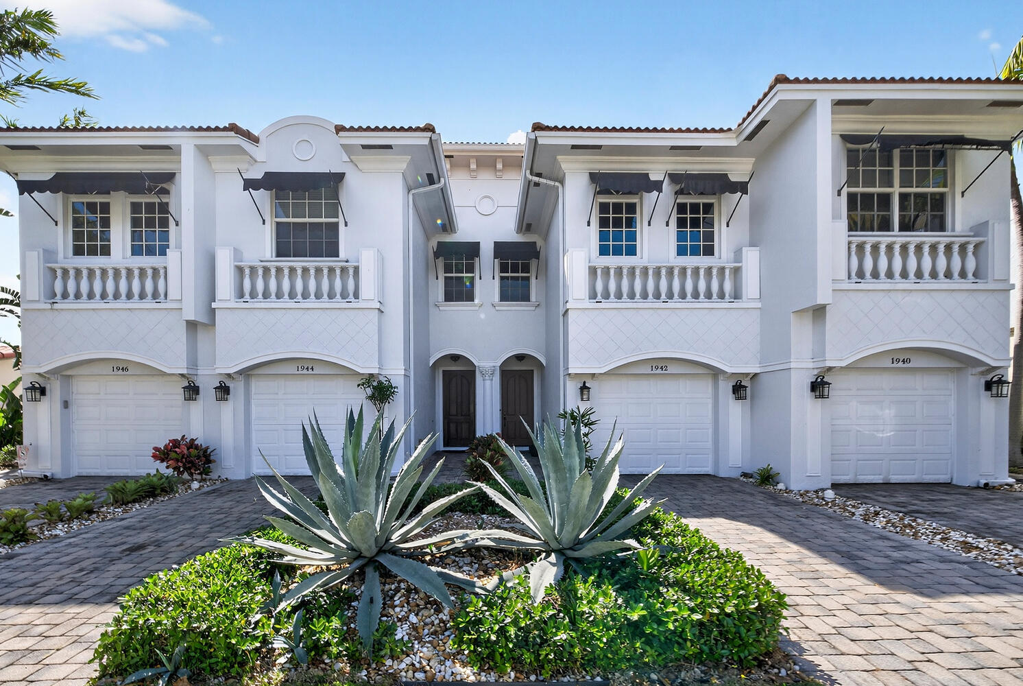 Sophisticated 3 bedroom 2.5 bathroom townhouse in desirable Lighthouse Point, east of Federal Highway. Beautiful wood floors, open kitchen with 2026 appliances, A/C (DEC 2025), freshly painted, 9' ceilings, impact windows and doors, spacious primary suite with walk-in closet, separate shower and tub, double vanity, washer/dryer upstairs, private patio with Vita Spa (12.5 HP). On a quiet Cul de sac. Close to beaches and nearby shops, restaurants and highways. Move-in ready.
