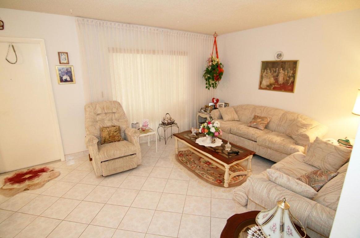 Spacious 2 bedroom 1 and a 1/2 bathroom layout. 
Tiled Floorings, Low HOA. ''WASHER/DRYER'' in Unit, Very well taken care of. Bicycle to Downtown Lake Worth and the Beaches. Tenant Occupied. Come take a look you will be impressed. Custom furniture with accessories are negotiable.