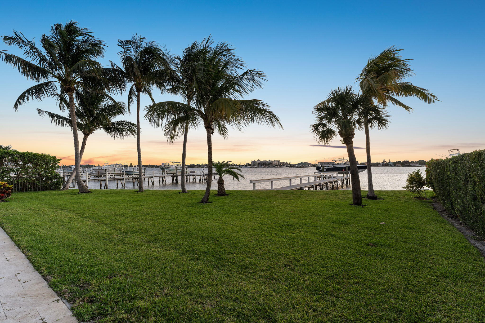 LAKE SHORES LANTANA - Residential