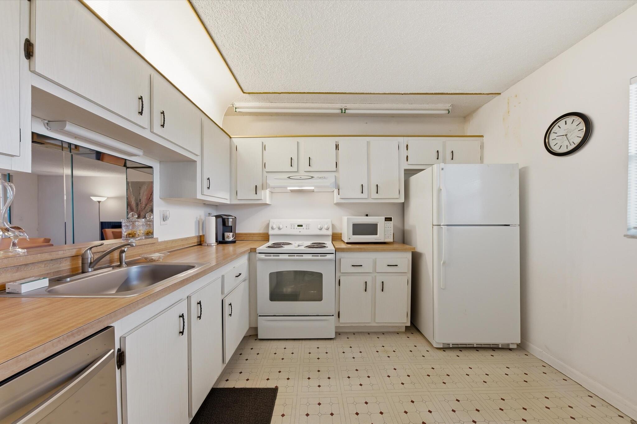 SOMERSET AT LAUDERDALE LAKES - Residential