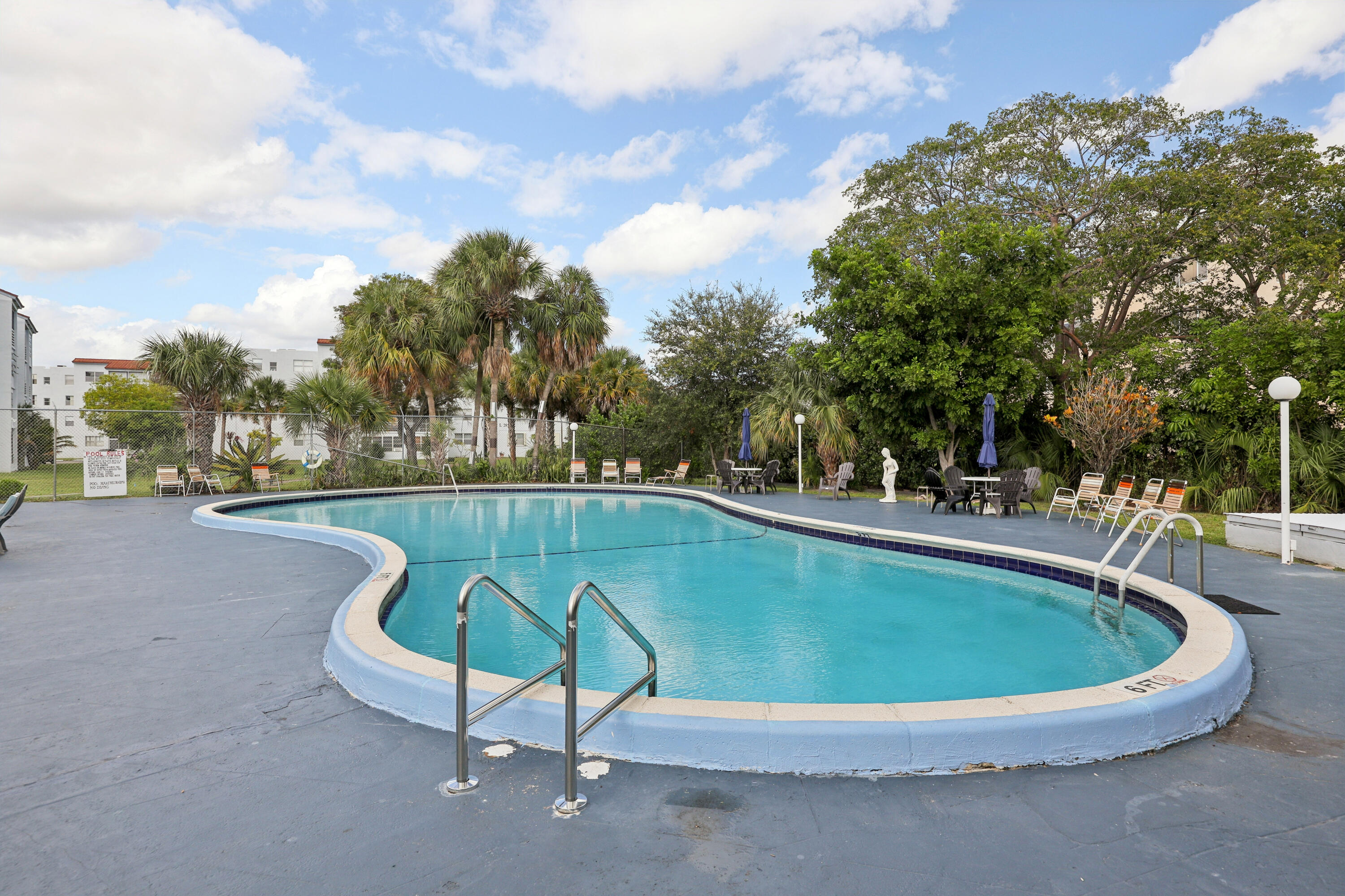 SOMERSET AT LAUDERDALE LAKES - Residential