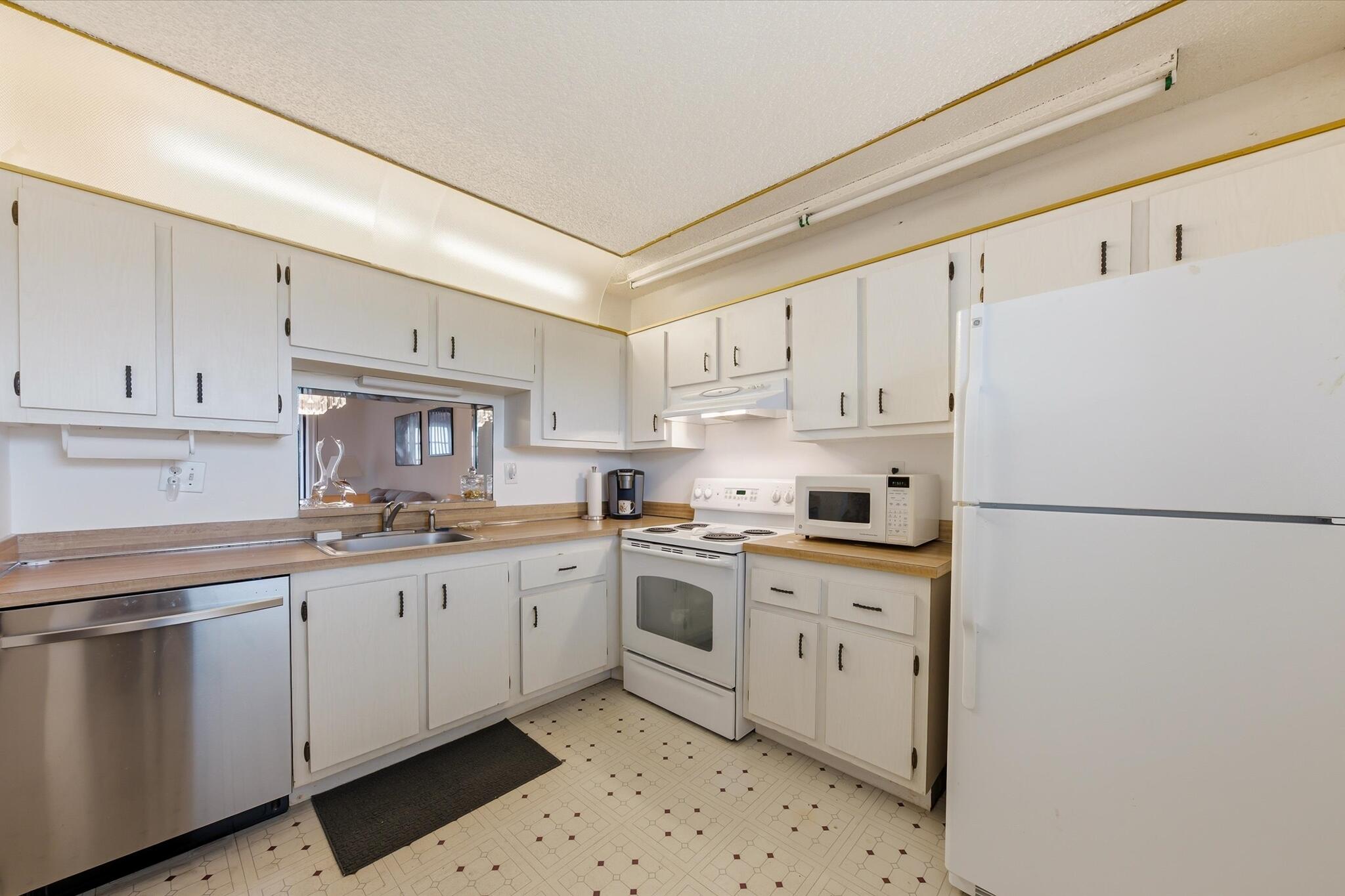 SOMERSET AT LAUDERDALE LAKES - Residential